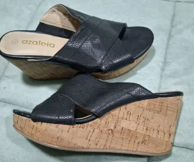 Sandalias de cuña Azaleia en negro y rojo - miniatura 1