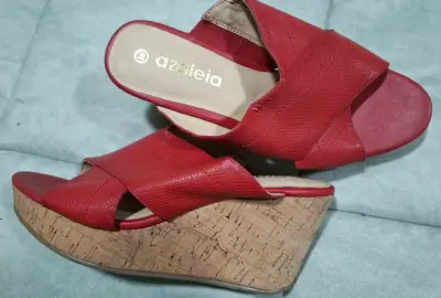 Sandalias de cuña Azaleia en negro y rojo - miniatura 2