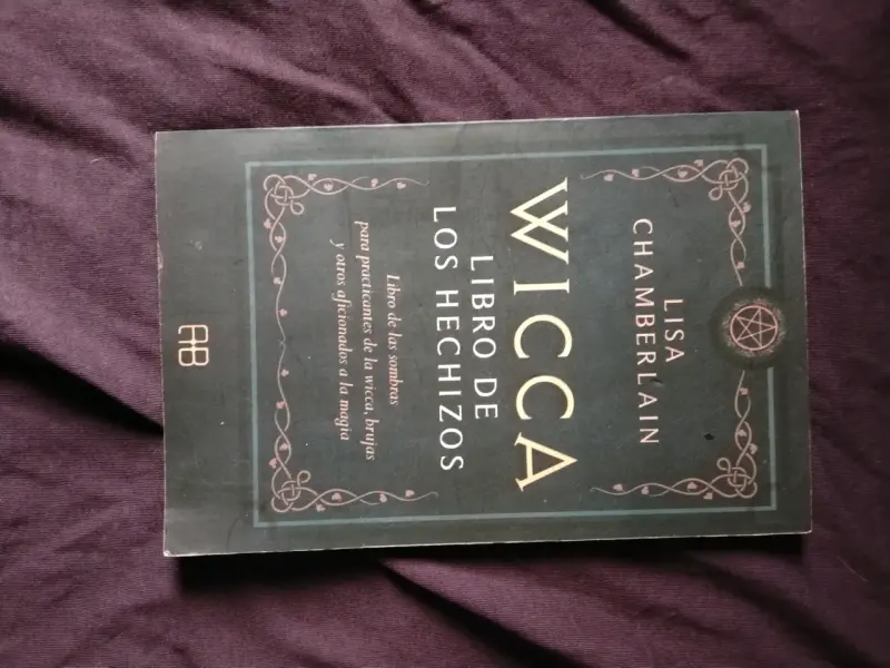 Libro Wicca de los Hechizos por Lisa Chamberlain