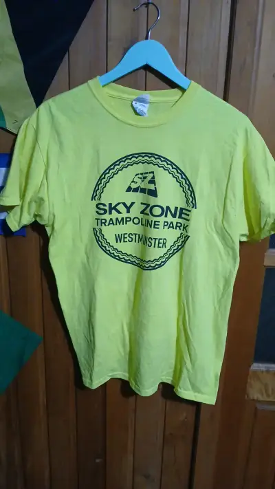 Polera amarilla Sky Zone Trampoline Park - miniatura 1