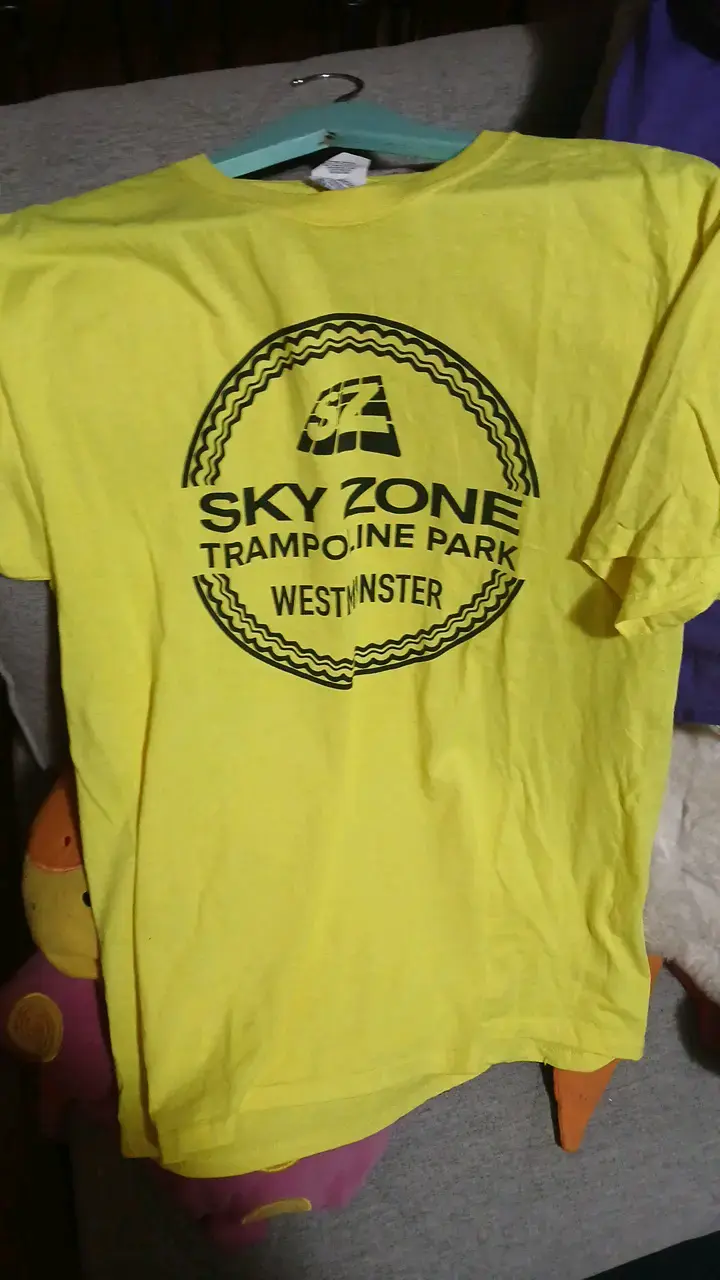 Polera amarilla Sky Zone Trampoline Park - 3