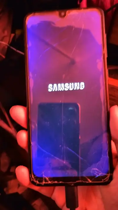 Samsung con pequeños detalles en pantalla - miniatura 2