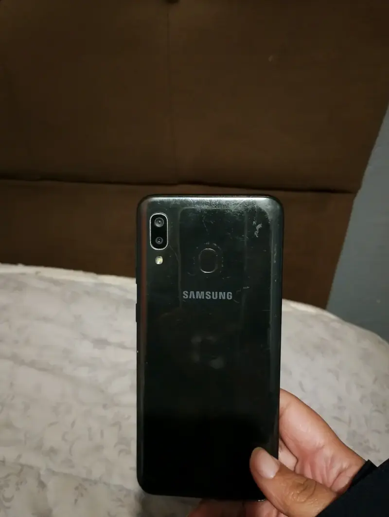 Samsung con pequeños detalles en pantalla - 4