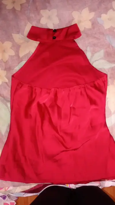 Blusa sin mangas roja satín elegante - miniatura 2