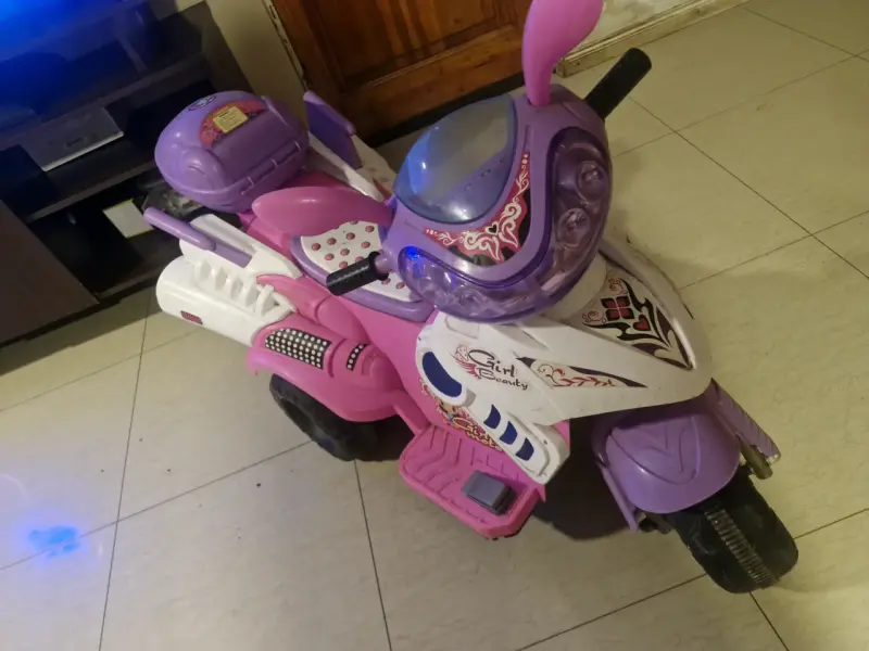 Moto eléctrica infantil rosa y blanca - 1