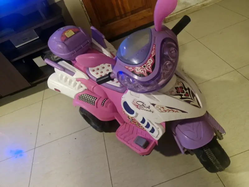 Moto eléctrica infantil rosa y blanca - 2