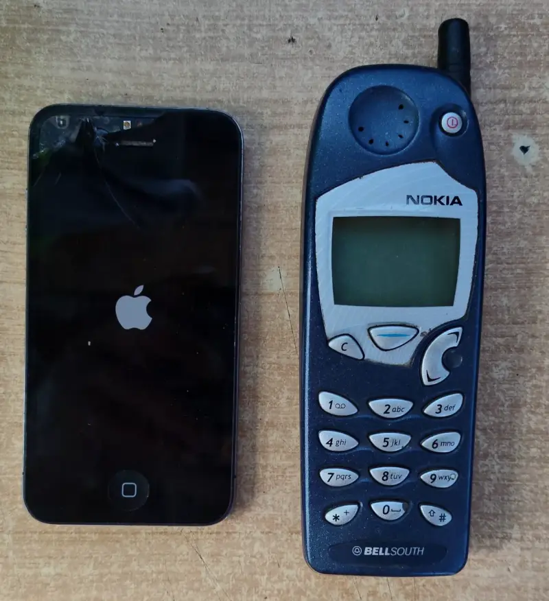 Teléfono móvil Nokia 5190 y iPhone 4 para repuestos - 1