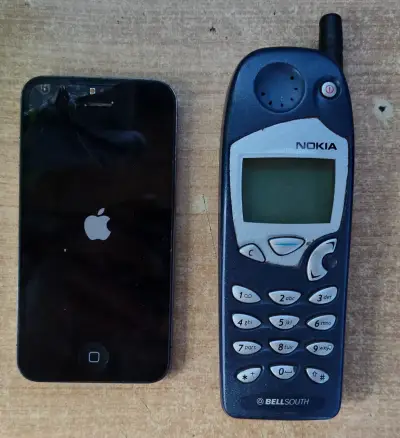 Teléfono móvil Nokia 5190 y iPhone 4 para repuestos - miniatura 1
