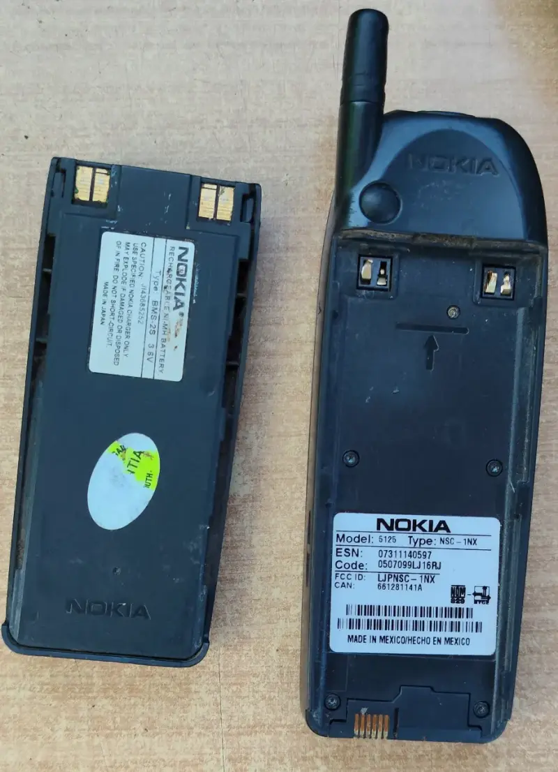 Teléfono móvil Nokia 5190 y iPhone 4 para repuestos - 2