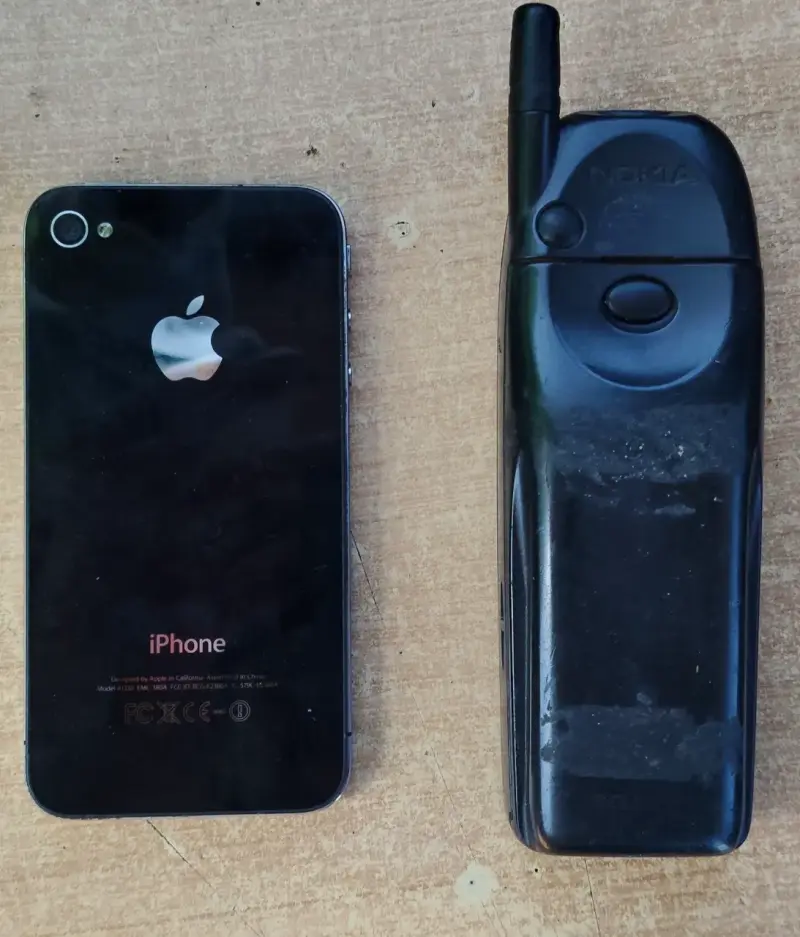 Teléfono móvil Nokia 5190 y iPhone 4 para repuestos - 3