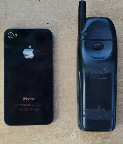 Teléfono móvil Nokia 5190 y iPhone 4 para repuestos - miniatura 3