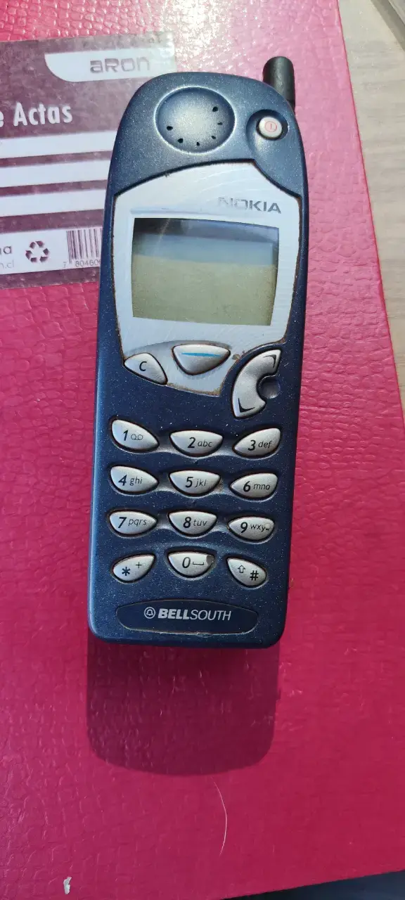 Teléfono móvil Nokia 5190 y iPhone 4 para repuestos - 4