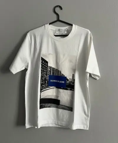 Polera Calvin Klein original blanca con estampado - miniatura 1
