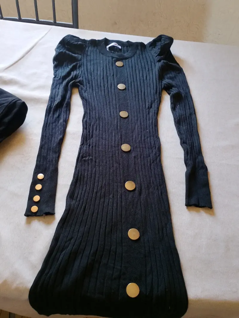 Vestido negro de punto con botones dorados
