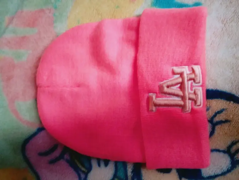 Gorro de lana rosa con bordado LA