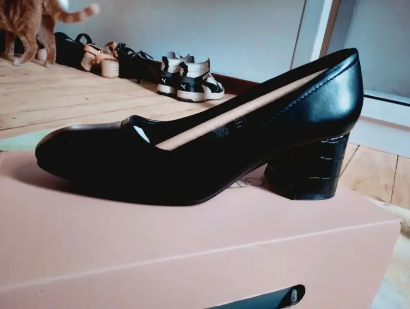 Zapatos de tacón bajo negros elegantes