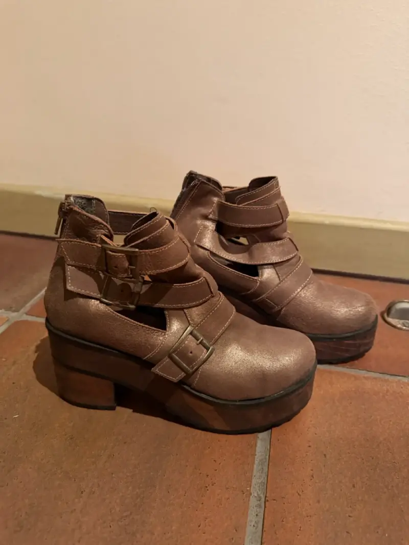 Botines de cuero café medio dorado con hebillas - 3