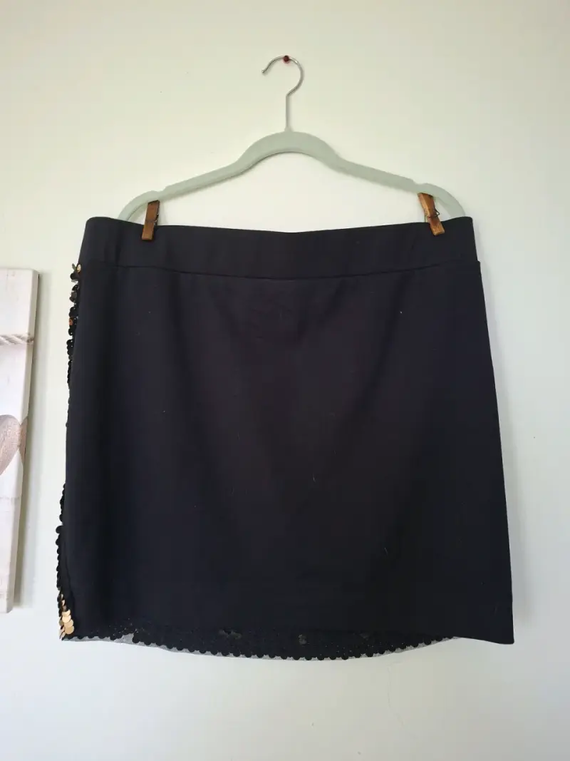 Falda corta con lentejuelas doradas - 2