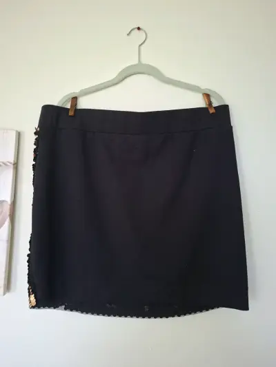 Falda corta con lentejuelas doradas - miniatura 2