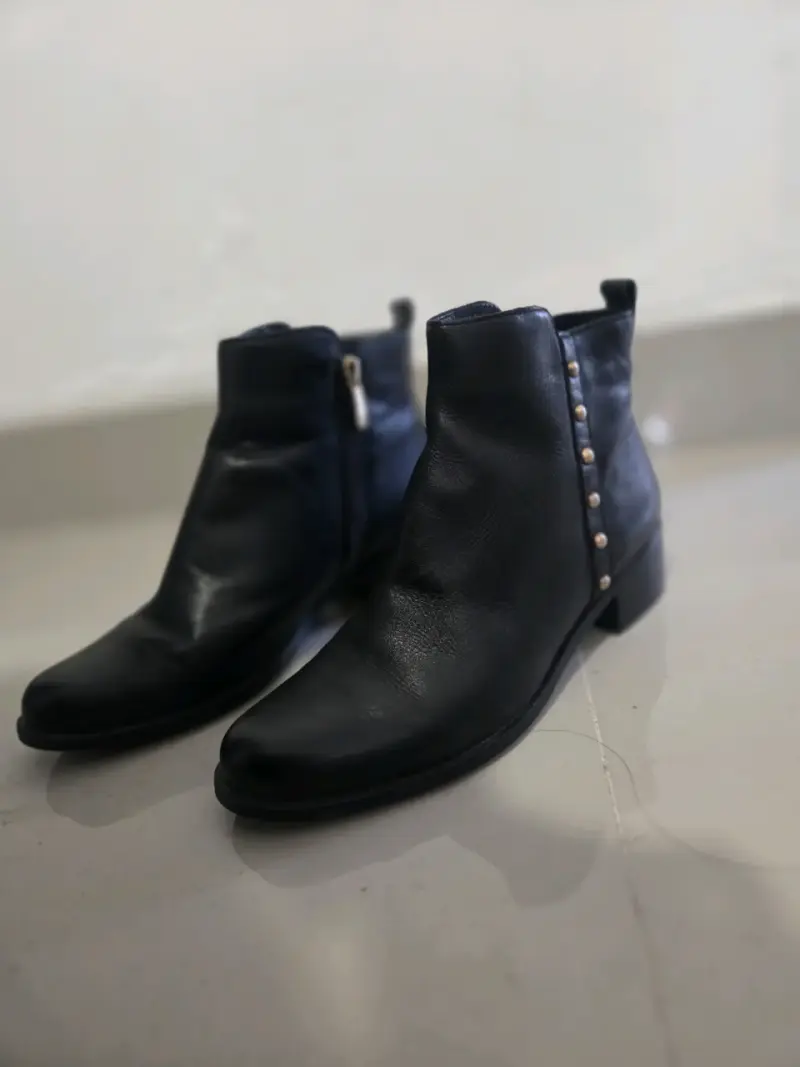 Botines de cuero gacel negro con tachas
