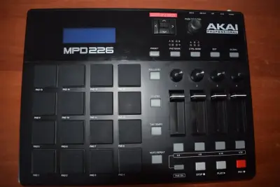 Controlador MIDI Akai MPD226 con Pads - miniatura 1