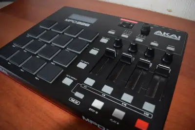 Controlador MIDI Akai MPD226 con Pads - miniatura 2