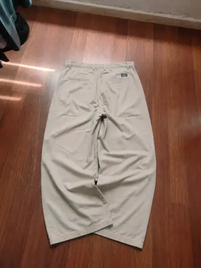 Pantalones beige Dockers para hombre - miniatura 2