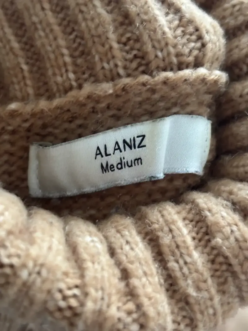 Suéter cuello alto camel Alaniz - 3