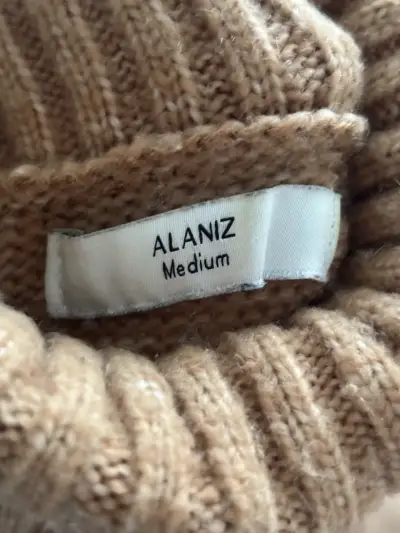 Suéter cuello alto camel Alaniz - miniatura 3