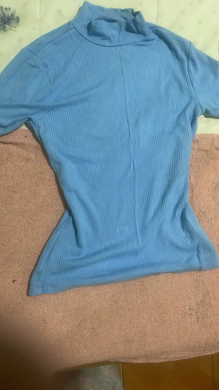 Polera azul de cuello alto para mujer