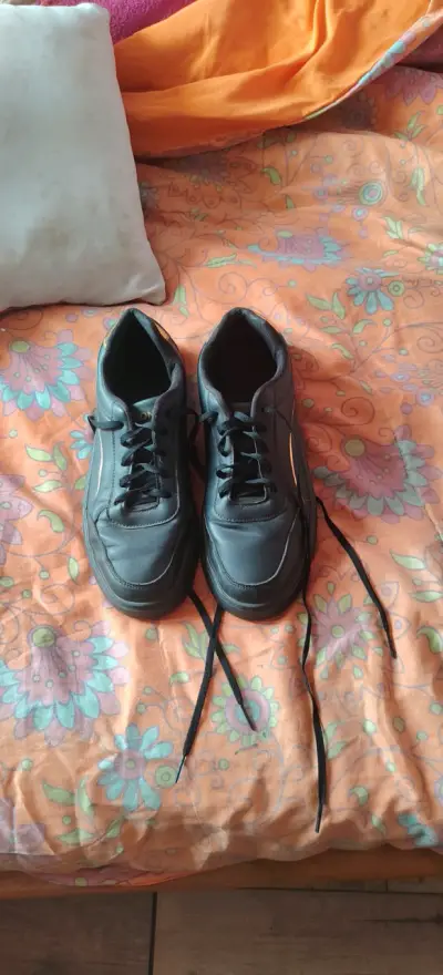 Zapatillas negras talla 42 en buen estado - miniatura 1