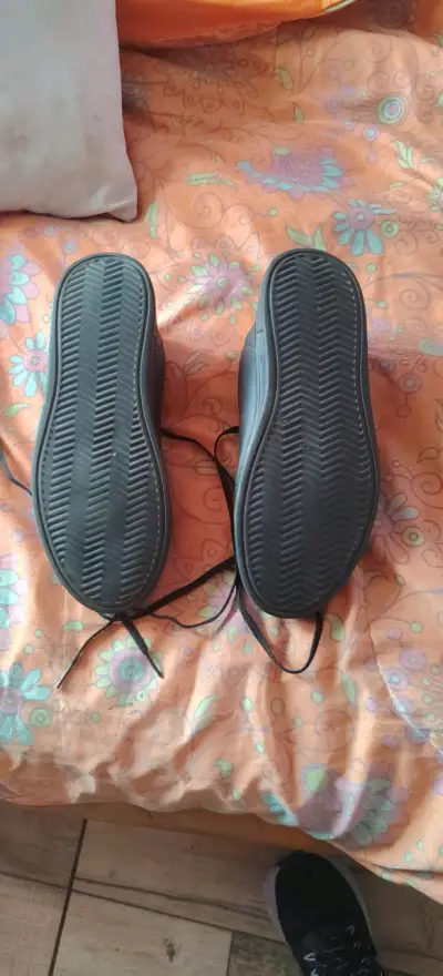 Zapatillas negras talla 42 en buen estado - miniatura 2