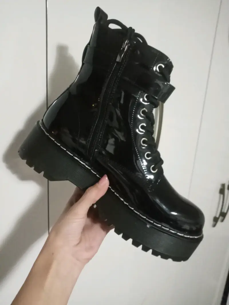 Botas negras de charol con plataforma