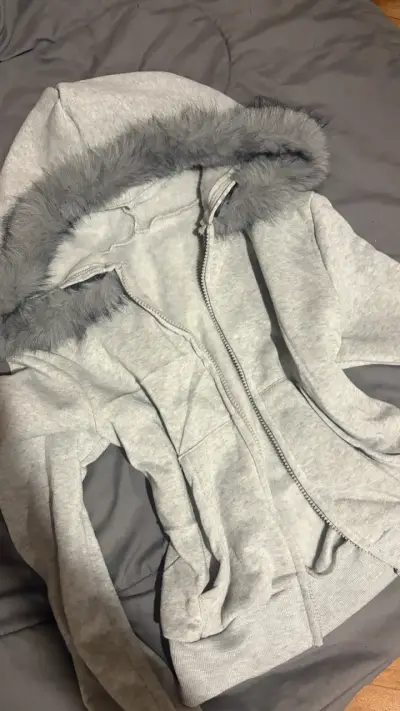 Polerón gris con capucha y forro de peluche - miniatura 1
