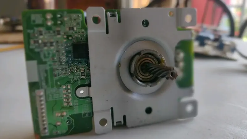 Motor eléctrico con placa de circuito