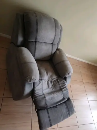 Sillón reclinable gris en buen estado - miniatura 1