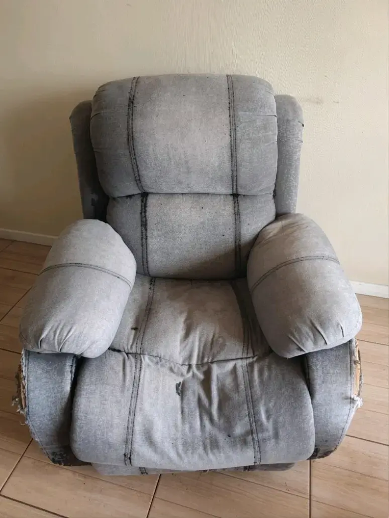 Sillón reclinable gris en buen estado - 2