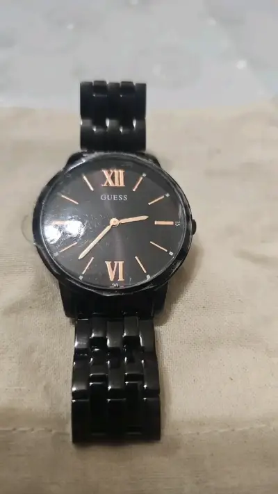 Reloj Guess negro con correa metálica - miniatura 1