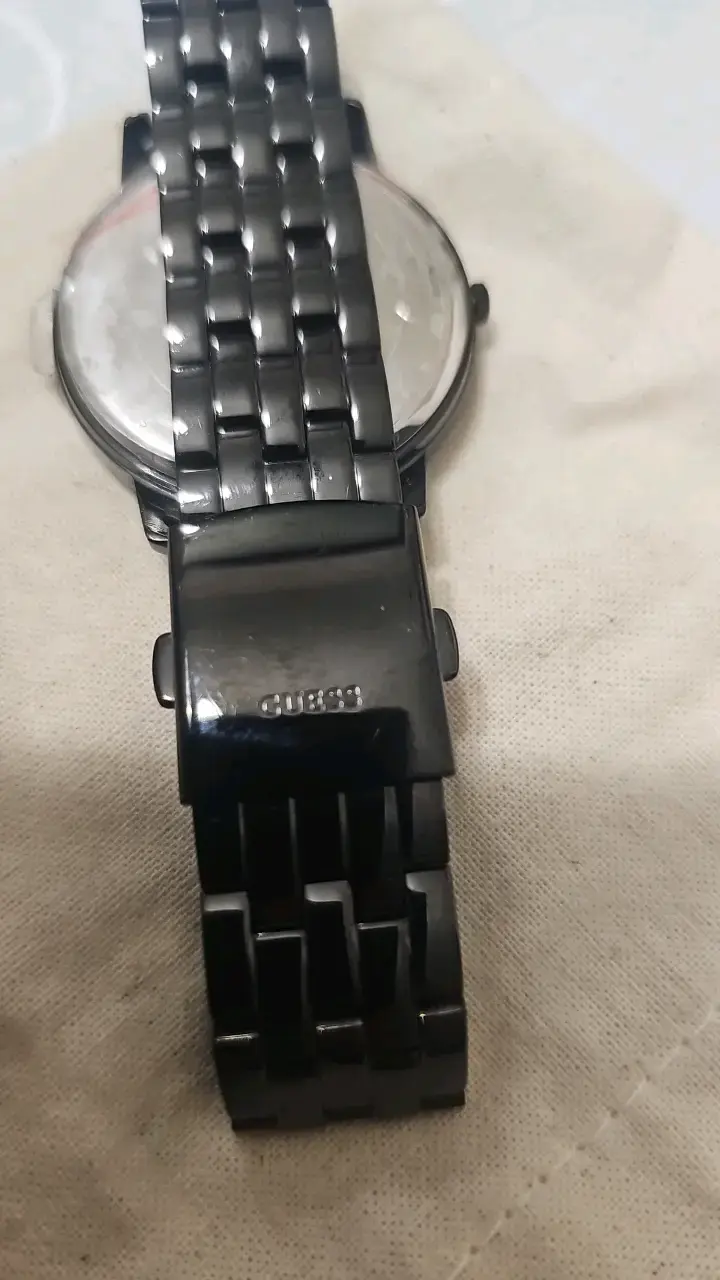 Reloj Guess negro con correa metálica - 2