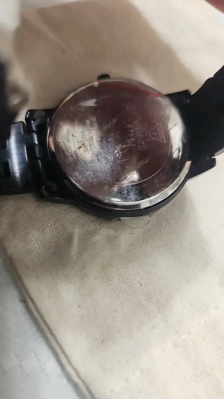 Reloj Guess negro con correa metálica - 3