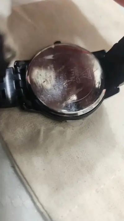 Reloj Guess negro con correa metálica - miniatura 3
