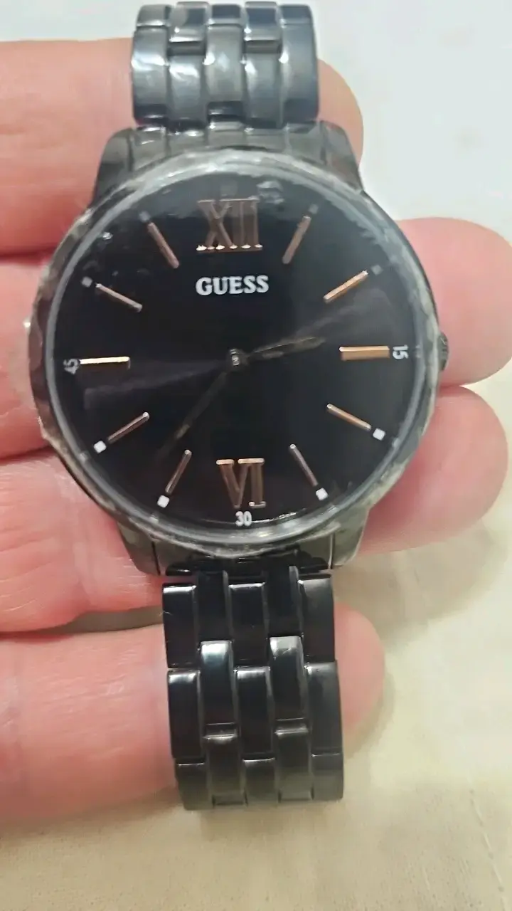 Reloj Guess negro con correa metálica - 4