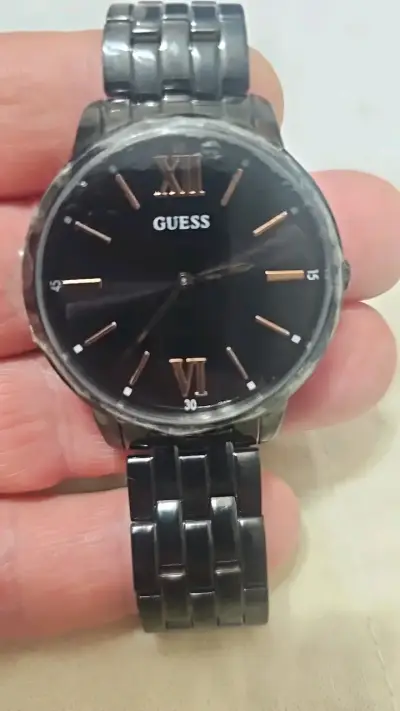 Reloj Guess negro con correa metálica - miniatura 4