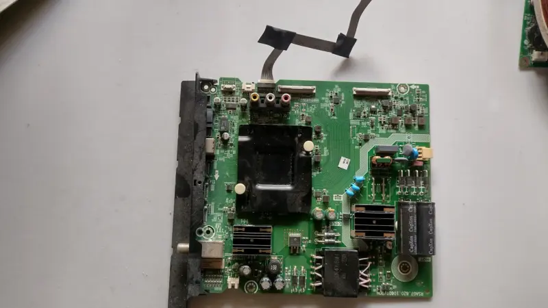 Placa base de televisor con conectores RCA