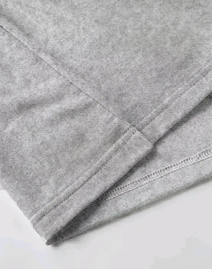 Polera Vintage Gris y Negra  con Estampado - 3