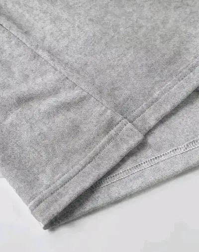 Polera Vintage Gris y Negra  con Estampado - miniatura 3
