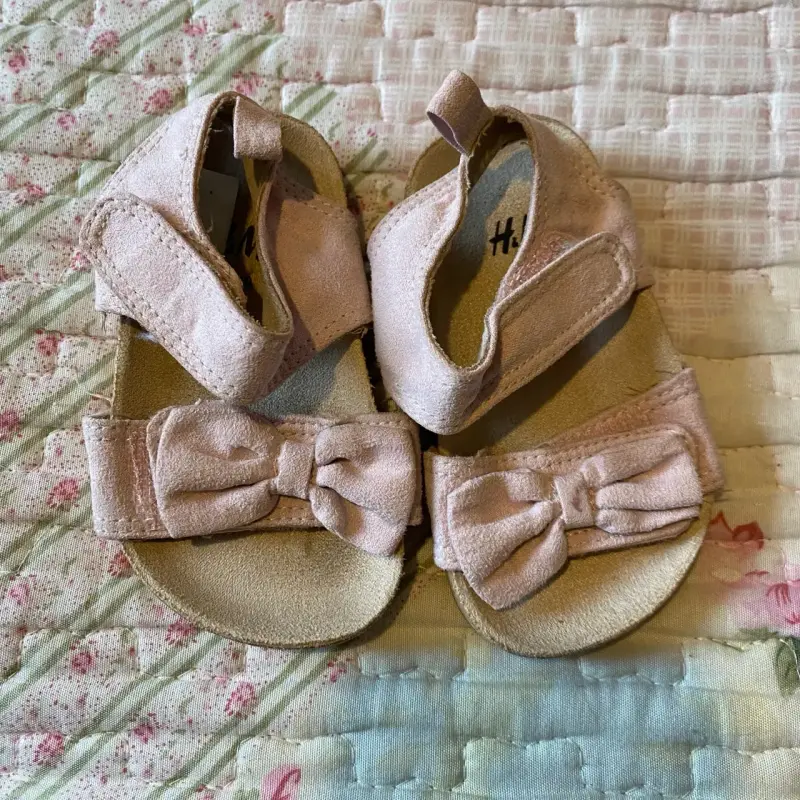 Sandalias de bebé rosadas con lazo H&M - 1
