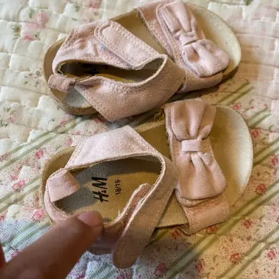 Sandalias de bebé rosadas con lazo H&M - miniatura 2