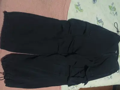 Pantalones cargo negros talla M Americano 🖤 - miniatura 1