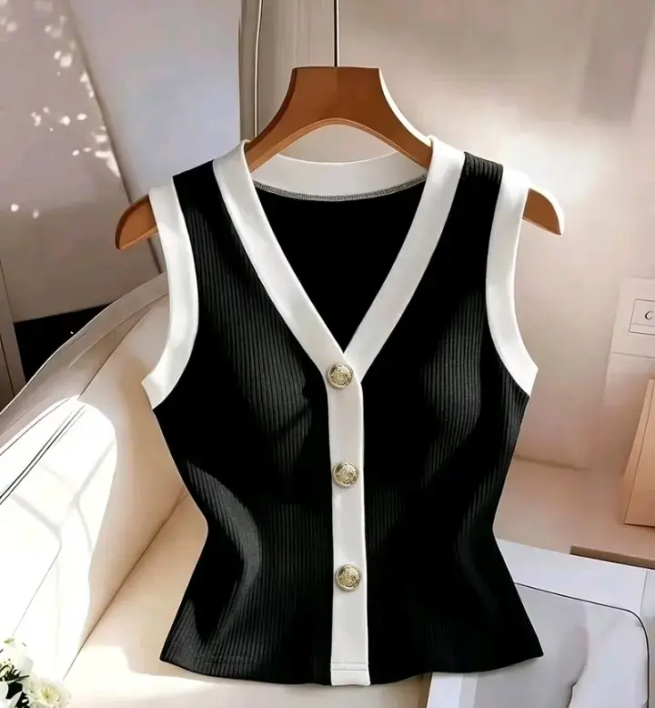 Chaleco sin mangas negro con botones decorativos - 1